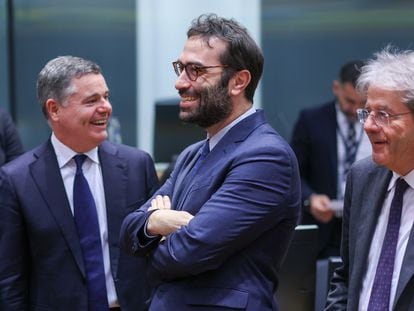 El ministro de Economía, Carlos Cuerpo, la semana pasada en Bruselas con el presidente del Eurogrupo, Paschal Donohoe (a la izquierda) y Paolo Gentiloni, comisario europeo de Economía (a la derecha).