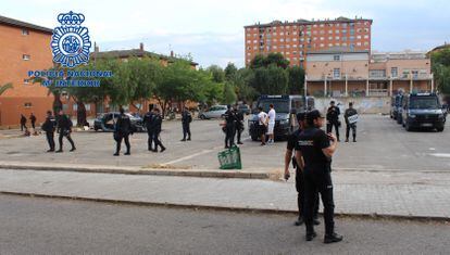 Dispositivo de la Policía Nacional en el barrio de La Coma, en Paterna, en una redada el pasado 24 de mayo.