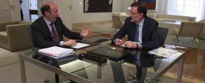 El presidente del Gobierno, Mariano Rajoy,  y el secretario general del PSOE, Alfredo P&eacute;rez Rubalcaba, en el palacio de la Moncloa. 