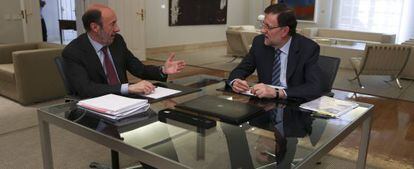 El presidente del Gobierno, Mariano Rajoy, y el secretario general del PSOE, Alfredo Pérez Rubalcaba, en el palacio de la Moncloa.