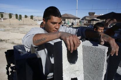 Un preso trabaja en la construcción de una capillal dentro de la prisión del estado en Ciudad Juárez.