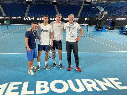 Foto publicada en el twitter de Djokovic en la pista del Open de Australia, este lunes después de que el juez decretara su liberación.