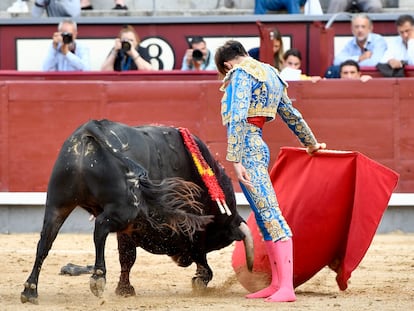 Derechazo de Luis Pasero al tercer novillo de la tarde.