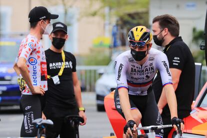 Mohoric y Poels, junto a auxiliares del Bahrein, antes de la salida de Pau, el jueves.