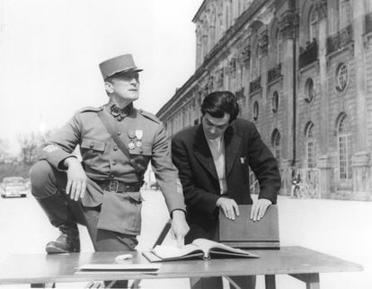 El actor Kirk Douglas (a la izquierda) y el director Stanley Kubrick, durante el rodaje de 'Senderos de gloria'. 
