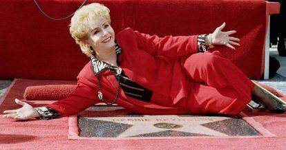 Debbie Reynolds posa junto a su estrella en el paseo de la fama en Hollywood.