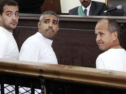 Peter Greste (derecha) y otros dos periodistas de Al Yazira encarcelados comparecen ante el juez el pasado 31 de marzo. 