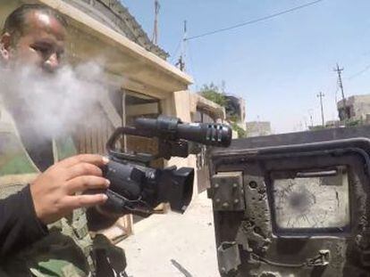El periodista, que trabaja en Mosul, no recibió el impacto de la bala gracias a la pequeña cámara