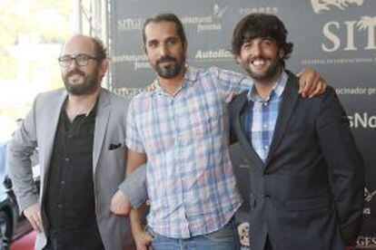 Los directores Borja Cobeaga y Javier Ruiz Caldera y el guionista y actor Diego San José, posan en Sitges tras anunciar que llevarán a la gran pantalla Superlópez.