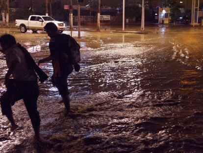 Calles inundadas en Cabo San Lucas en la noche del domingo. 