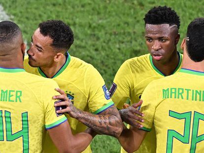 Doha (Qatar), 05/12/2022.- Vinicius Junior (2-R) and Danilo (2-L) of Brazil are substituted by their teammates Gabriel Martinelli (R) and Bremer (L) during the FIFA World Cup 2022 round of 16 soccer match between Brazil and South Korea at Stadium 974 in Doha, Qatar, 05 December 2022. (Mundial de Fútbol, Brasil, Corea del Sur, Catar) EFE/EPA/Noushad Thekkayil

