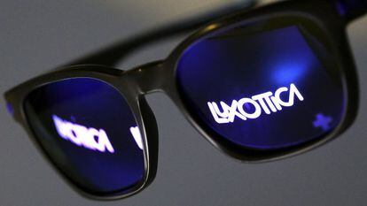 Logo de Luxottica reflejado en unas gafas