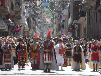 Desfile de La gloria, en Alcoi, que marca el inicio de las fiestas de Moros y Crisitanos.