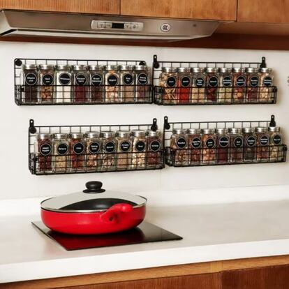 Seleccionamos una serie de organizadores para guardar y ordenar las especias de la cocina.