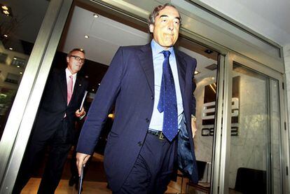Joan Rosell, presidente de la patronal Fomento, seguido de Joan Gaspart, salen de la CEOE.