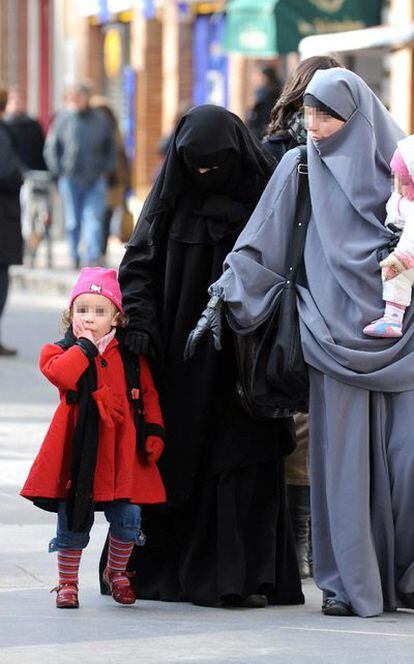 Dos mujeres con vestimentas islámicas pasean por una calle de Toulouse (sur de Francia) en una imagen de archivo tomada el 12 de febrero de 2010.