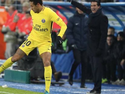 FOTO: Neymar controla el balón mientras Emery da instrucciones desde la banda. / VÍDEO: Declaraciones de Emery tras el partido ante el Real Madrid, el miércoles pasado.