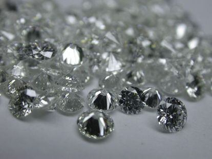 Fotograf&iacute;a de archivo tomada el 31 de julio de 2009 que muestra diamantes pulidos en una f&aacute;brica de diamantes en Qingdao (China). 