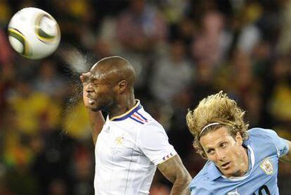 Gallas despeja de cabeza ante Forlán.