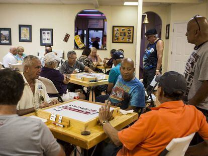 Vecinos porto-riquenys en un club de dòmino a Orlando, Florida.
