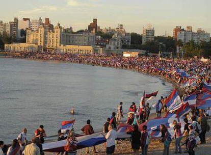 Los partidarios del candidato José Mujica, del gobernante Frente Amplio, se manifiestan en una playa de Montevideo.