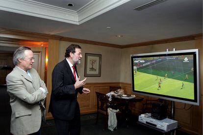 Josep Piqué y Mariano Rajoy, durante la retransmisión del partido de fútbol entre España y Ucrania en el Mundial de Alemania 2006, en un hotel de Barcelona.