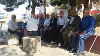 Grupo de jubilados kurdos en la plaza de Bardarkisara, en Suleymaniya, este jueves.