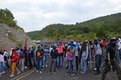 Estudiantes encapuchados bloquean la carretera entre Tixtla y Chilpancingo, en septiembre de 2015.