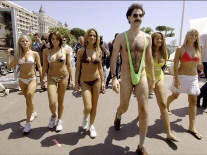Sacha Baron Cohen pasea por Cannes en 2006 para promocionar la pel&iacute;cula &#039;Borat&#039;.