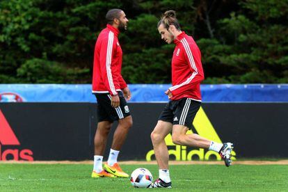 Bale y Ashley Williams, durante un entrenamiento con Gales.