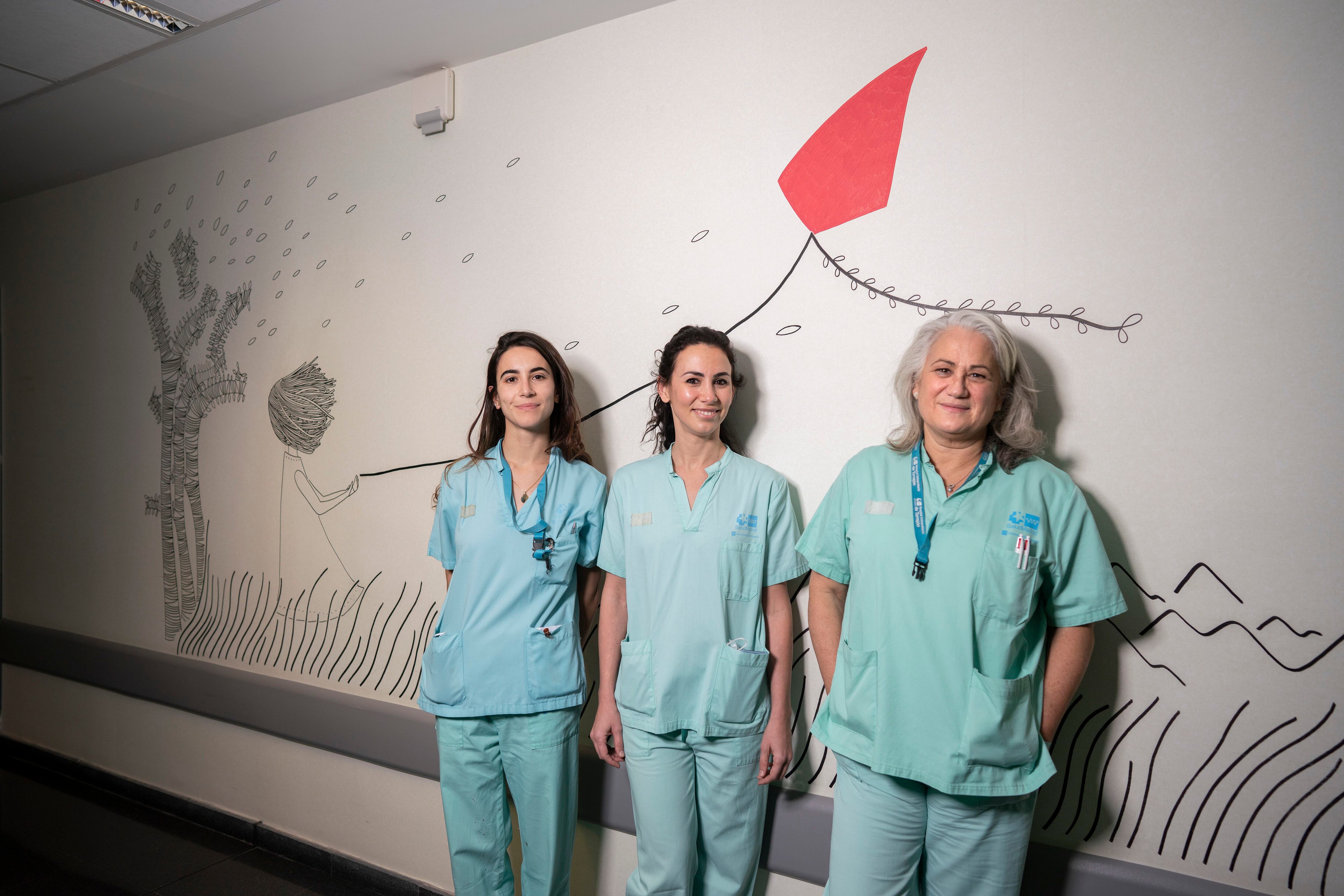 Desde la izquierda, las ginecólogas del Hospital de Torrejón Sofía Alonso, Coral García y Belén Santacruz en la entrada del paritorio la semana pasada.
