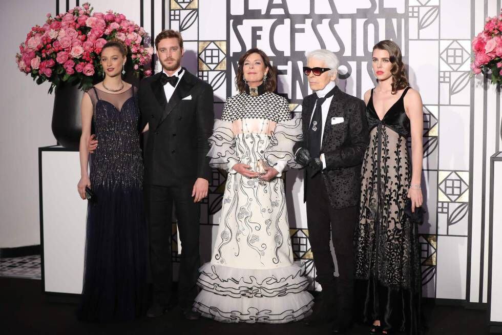 De izquierda a derecha: Beatrice Casiraghi, Pierre Casiraghi, Carolina de Mónaco, Karl Lagerfeld y Carlota Casiraghi.