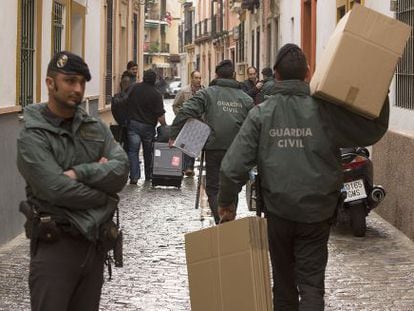 Agentes de la Guardia Civil, entra en la sede de la UGT Andalucía.