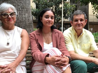 La abogada Helena Monzón (centro), hermana de Cecilia, activista asesinada, junto a sus padres Juan Andrés Monzón y Cecilia Pérez en Barcelona.