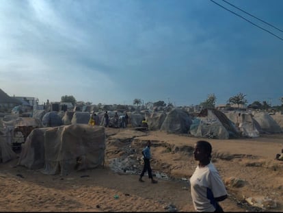 Una mujer de pie frente a su casa improvisada en un campo de desplazados internos en el estado de Benue, Nigeria.