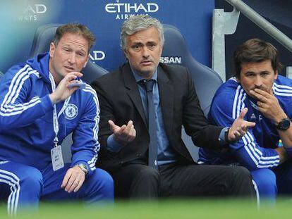 Mourinho, durante el partido en el Eitihad.