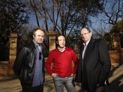 El actor Trist&aacute;n Ulloa, el periodista Fernando Olmeda y el escritor Fernando Mar&iacute;as, tres de los firmantes del manifiesto.
 