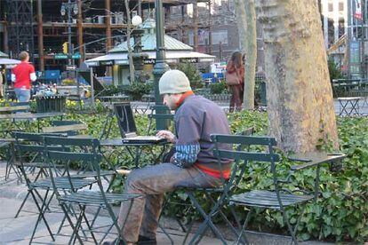 Un hombre navega por Internet gracias a la red WiFi del parque Bryant, en Nueva York.