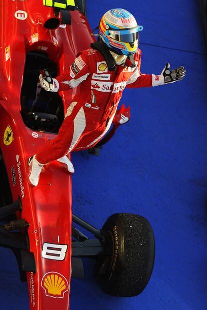 Fernando Alonso subido a su monoplaza tras ganar en Bahréin