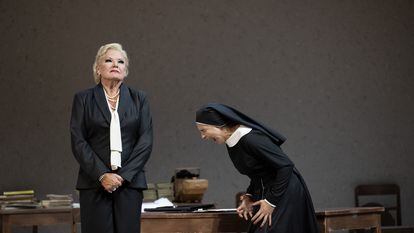 El fatídico encuentro entre Suor Angelica (Asmik Grigorian), que grita desesperada tras conocer la muerte de su hijo, y su impasible tía (Karita Mattila) en el momento culminante de la representación de 'Il Trittico' de Giacomo Puccini.