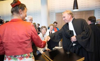 The founder of the Urgenda organization, Marjan Minnesma, greets the judge in 2015.