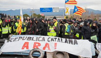 L'AP-7, tallada a Figueres.