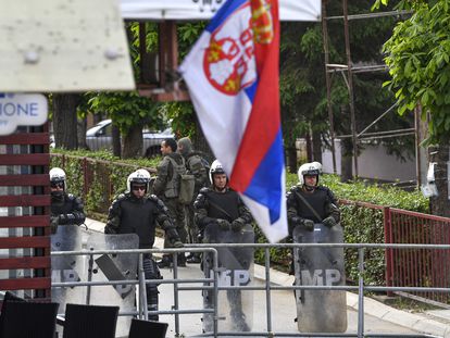 Soldados de las fuerzas internacionales de paz para Kosovo (KFOR) vigilaban el Ayuntamiento de Zvecan el pasado 30 de mayo.