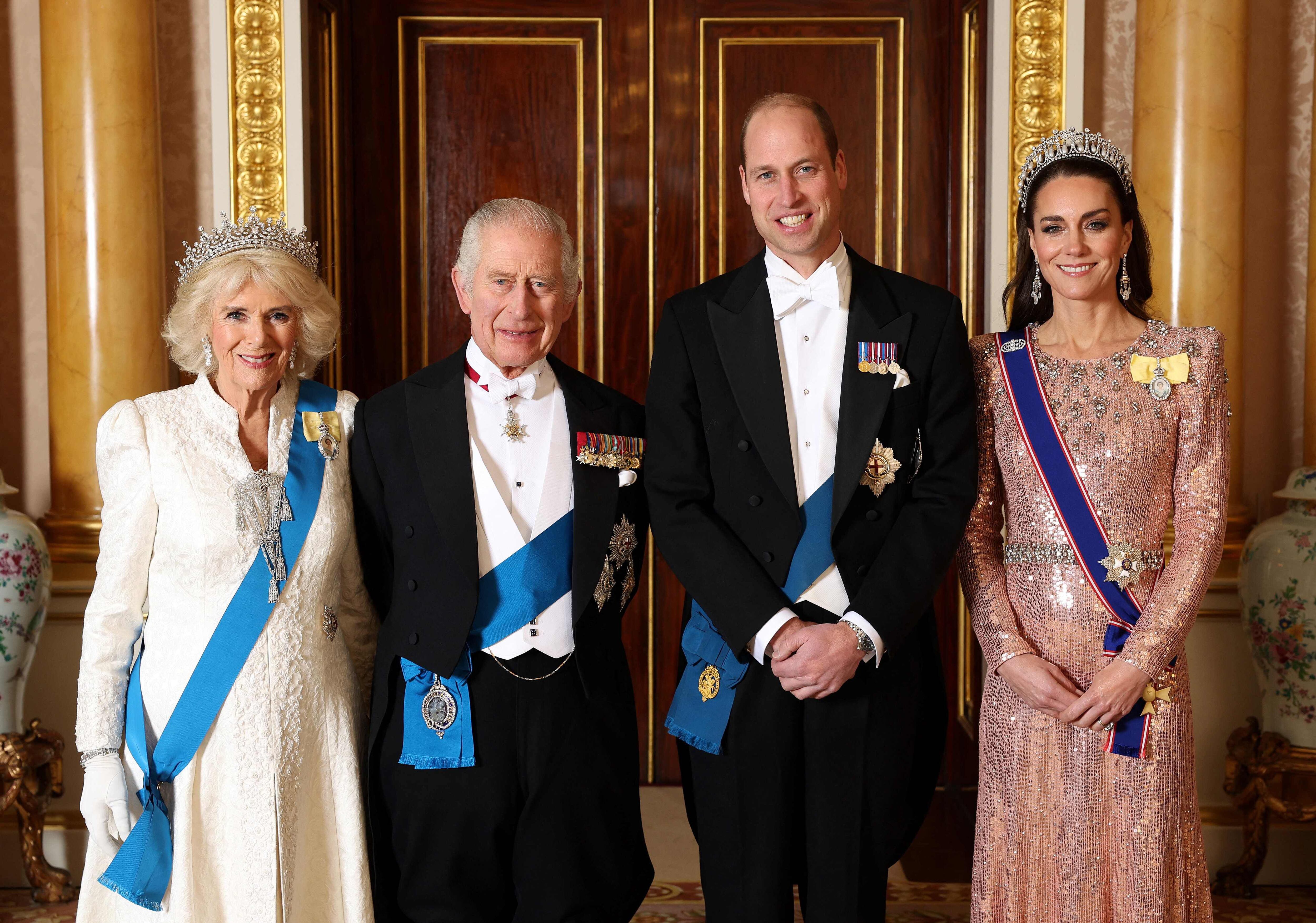 De izquierda a derecha, los reyes Camila y Carlos III y los duques de Gales, Guillermo y Catalina, en una recepción oficial en el palacio de Buckingham el 5 de diciembre de 2023.