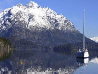 El lago Nahuel Huapi, en Bariloche, con los Andes al fondo.