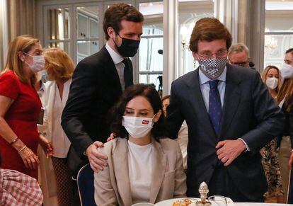 El presidente del PP, Pablo Casado, y el alcalde de Madrid, José Luis Martínez Almeida, saludan a Isabel Díaz Ayuso en un desayuno organizado por el Fórum Europa, en junio de 2021.