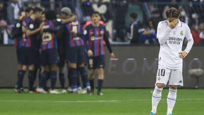 Luka Modric se lamenta después del segundo gol del Barcelona.