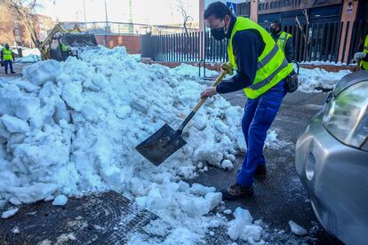 Un operario limpia nieve del alcantarillado de Madrid antes de que comiencen las lluvias.