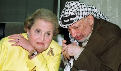 Madeleine Albright, junto a Yasser Arafat, en Gaza en 1999.