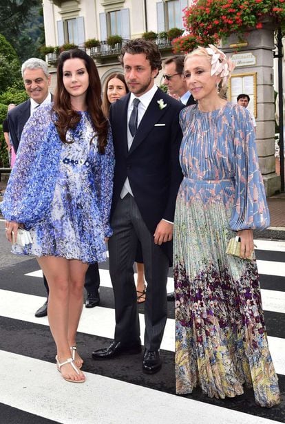 La cantante Lana Del Rey, su compañero Francesco Carrozzini y la periodista italiana Franca Sozzani abandonan el hotel para dirigirse a la ceremonia.